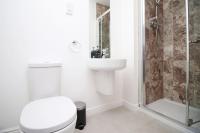 Modern and Cosy 3 Bed House Close to Cardiff City Centre perfect for Family Relocations, Contractors & Groups by Gurkha Stay with Free Parking and Wifi - Chambres d'hôtes Cardiff