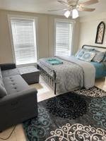 Minutes to the River Walk and the Alamo Pet Friendly Sleeps 8! - B&B