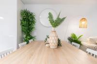 Oceanus oasis at Bokarina Beach -stunning modern coastal apartment - Chambres d’hôtes Kawana Waters