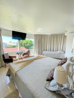Zimmer mit Queensize-Bett und Whirlpool-Badewanne