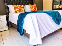 Habitación con cama grande