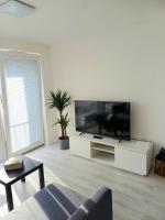 New air-conditioned apartment 5 minutes by walk from the airport with free garage parking - Bed and Breakfast