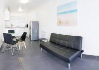 PROMO! Entire 2 Bedroom Unit Near Train Station! Free Parking & Wifi! - Chambres d’hôtes Melbourne