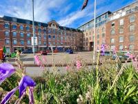Spacious 2 Bedroom Apartment with Parking - B&B