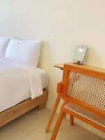 Habitación con cama grande y balcón