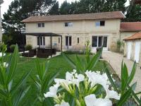 villa entière château Lacroix de Civrac 3 ch, 3 sdb, piscine xxl,sauna, 4 étoiles,7 pers - Chambres d'hôtes Civrac-de-Blaye