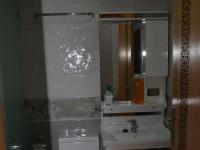 Dreibettzimmer mit Poolblick
