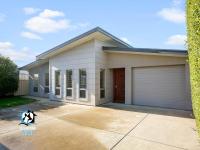 Light Filled Modern & Stylish 3BR Holiday Home - B&B