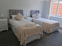 Chambre Lits Jumeaux avec Salle de Bains Commune