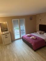 Zimmer mit Kingsize-Bett und Balkon