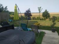 charmante maison au calme avec jardin, terrasse et jacuzzi - Chambres d’hôtes Barjouville