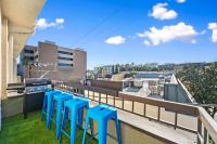 Beverly Hills Penthouse 2 BR Apt with Parking 407 - B&B