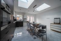 B&B Harrow - Modern 5 bed home in Ealing, free driveway parking, sleeps 8 - Bed and Breakfast Harrow