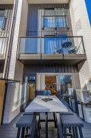 Walk to Riverside Market 4 bed 4 bath with car park - Chambres d’hôtes Christchurch