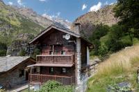 HelloChalet - Chalet Grené typical house with garden - 1km cabelcar - B&B Valtournenche