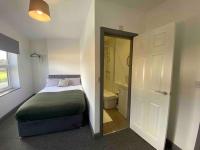 B&B Swadlincote - Silver Stag Properties, Ensuite Bedrooms w Kitchen - Bed and Breakfast Swadlincote
