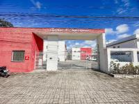 Apê pavimento superior com 3 quartos com ar condicionado, varanda e suite com vista para a piscina e internet privativa, a poucos metros da Praia de Taperapuã. Residencial Jardins de Taperapuã, condomínio com piscina, 2 vagas de garagem e área gourmet - B&B Porto Seguro
