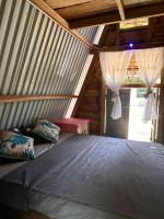 Zimmer mit Kingsize-Bett und Bergblick