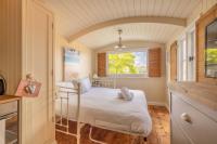 Relaxing Retreat - The Shepherds Hut - Hot Tub - By Tempstay - B&B White Waltham