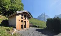 Chalet*** au pied d'une prairie face à la montagne - B&B Sixt-sur-Aff