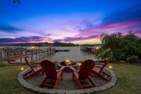 Commodore Bay Waterfront Home on Lake Norman! - B&B