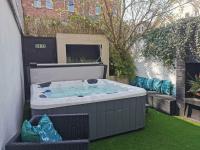 Bournemouth Beach Boutique with Hot Tub - Ferienwohnung Bournemouth