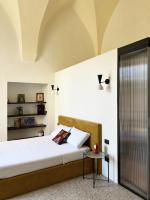 Zimmer mit Kingsize-Bett und Balkon