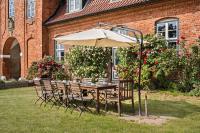 GUT KLETKAMP "Altes Torhaus" - Historisches Ferienhaus mit 5 Schlafzimmern I Kamin I Garten & Terrasse I Seeblick I 15 Min zur Ostsee I Moderne Küche I Hundefreundlich I Parkplätze I WLAN - Chambres d'hôtes Kletkamp