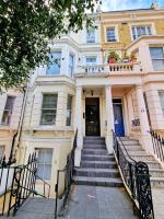 Charming Home with Private Balcony, on 1st floor, with 2 Bathrooms, 3 min walk to Earl's Court Station - B&B