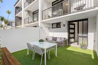 B&B Merewether - Modern Courtyard Oasis for Easy Beachside Living - Bed and Breakfast Merewether