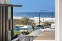 Easy, Breezy Seaside Living at Merewether Beach - B&B