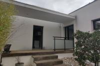 Grand studio dans villa avec garage - B&B Nîmes
