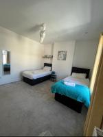 B&B Wolverhampton - Dukes Place sleeps 10 comfortably - Bed and Breakfast Wolverhampton