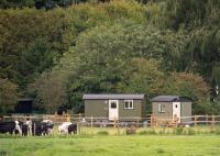 B&B Arundel - Shepherds Huts Tansy & Ethel in rural Sussex - Bed and Breakfast Arundel