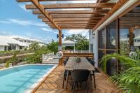 Conch Shell Cottage and The PoolClub at Mahogany Bay! - B&B San Pedro Town