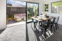 Sunsoaked & Stylish 3 Bed, 1.5 Bath Home w Garage - B&B Christchurch
