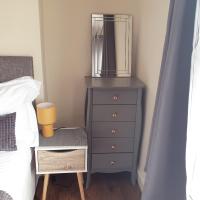 Evo C - 2 Bed Apartment 2 Min Walk to Station - longer stays available - Chambres d’hôtes Gravesend