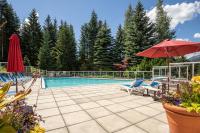 2BR + Loft | Wildwood Lodge | Free Ski Bus | Hot Tub & Pool | Private Patio | Parking - Chambres d'hôtes Whistler