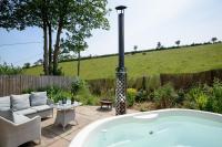 Luxury Coastal Shepherds Hut with hot tub, dining dome & a 5 Minute Walk to Pubs and Village - Chambres d'hôtes Polperro