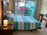 Habitación con cama grande