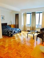 B&B Montreal - Stylish Montreal Apartment: Comfortable Stay in the Golden Square Mile - Bed and Breakfast Montreal