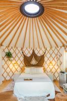 B&B Austin - Camposanto Glamping - The Peacock Yurt - Bed and Breakfast Austin