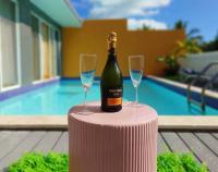 Brand New Luxury Private Pool Villa Amber - 5 mins walk to #Sapphire Beach - Chambres d’hôtes East End