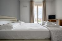 Zimmer mit Kingsize-Bett und Balkon