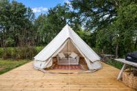 B&B Evesham - The Bell Tent - overlooking the moat with decking - Bed and Breakfast Evesham