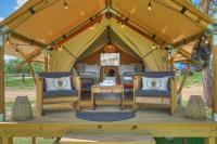 B&B Navasota - All That Glitters - Safari Tent - BeeWeaver Honey Farm - Bed and Breakfast Navasota