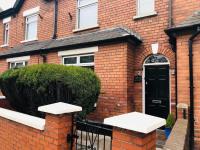 Cosy two bed terraced house 7min drive from city - B&B