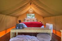 B&B Navasota - Thistle Bee Fun - Safari Tent - BeeWeaver Honey Farm - Bed and Breakfast Navasota