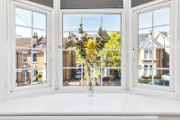 Modern Two Bedroom Apartment with Free Parking! - Chambres d’hôtes
