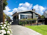 M&K Home with central air condition, 4 bedrooms, by Chartwell Shopping Centre - Bed and Breakfast